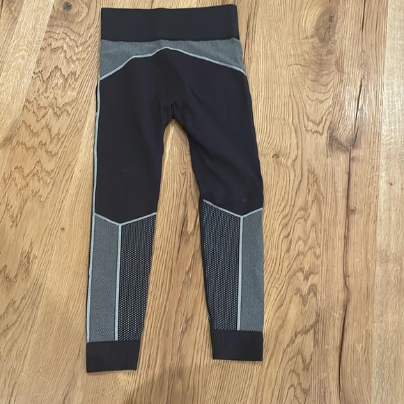 Puma leggings, very comfortable, worn 1-2x. No stains or flaws. - Picture 3 of 3